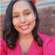 Profesora que imparte clases de escritura y manualidades